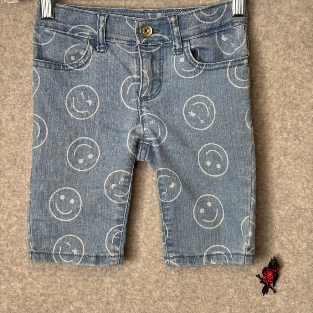 The Children's Place Kids Girls 5 Light Wash Denim Shorts with Smiley Face Print